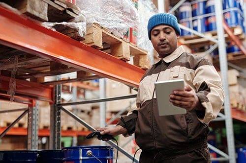 aro-autonomous-robotics-employee-technology-warehouse