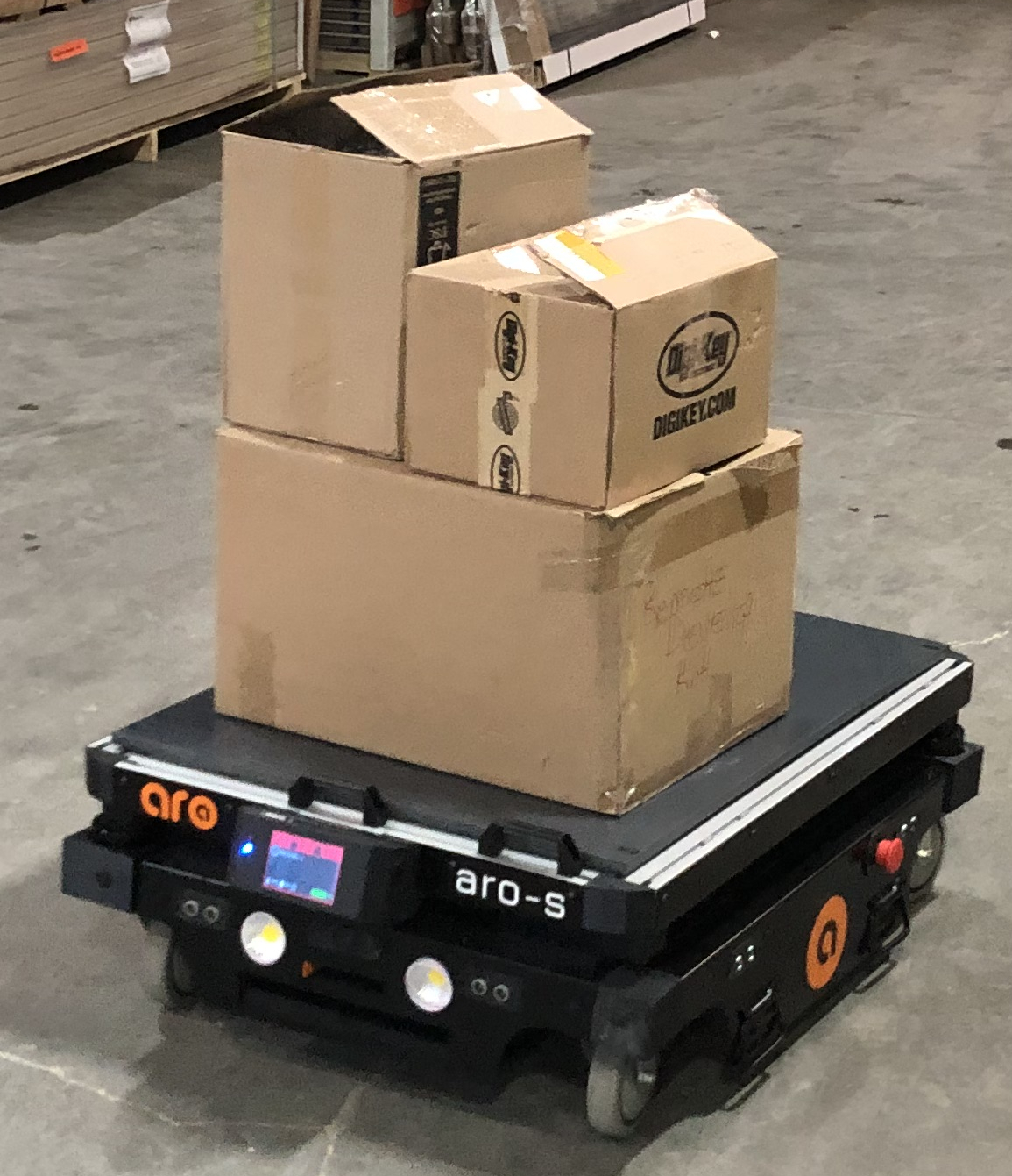 Aro-S at work with boxes aro robotic systems Canada AMR